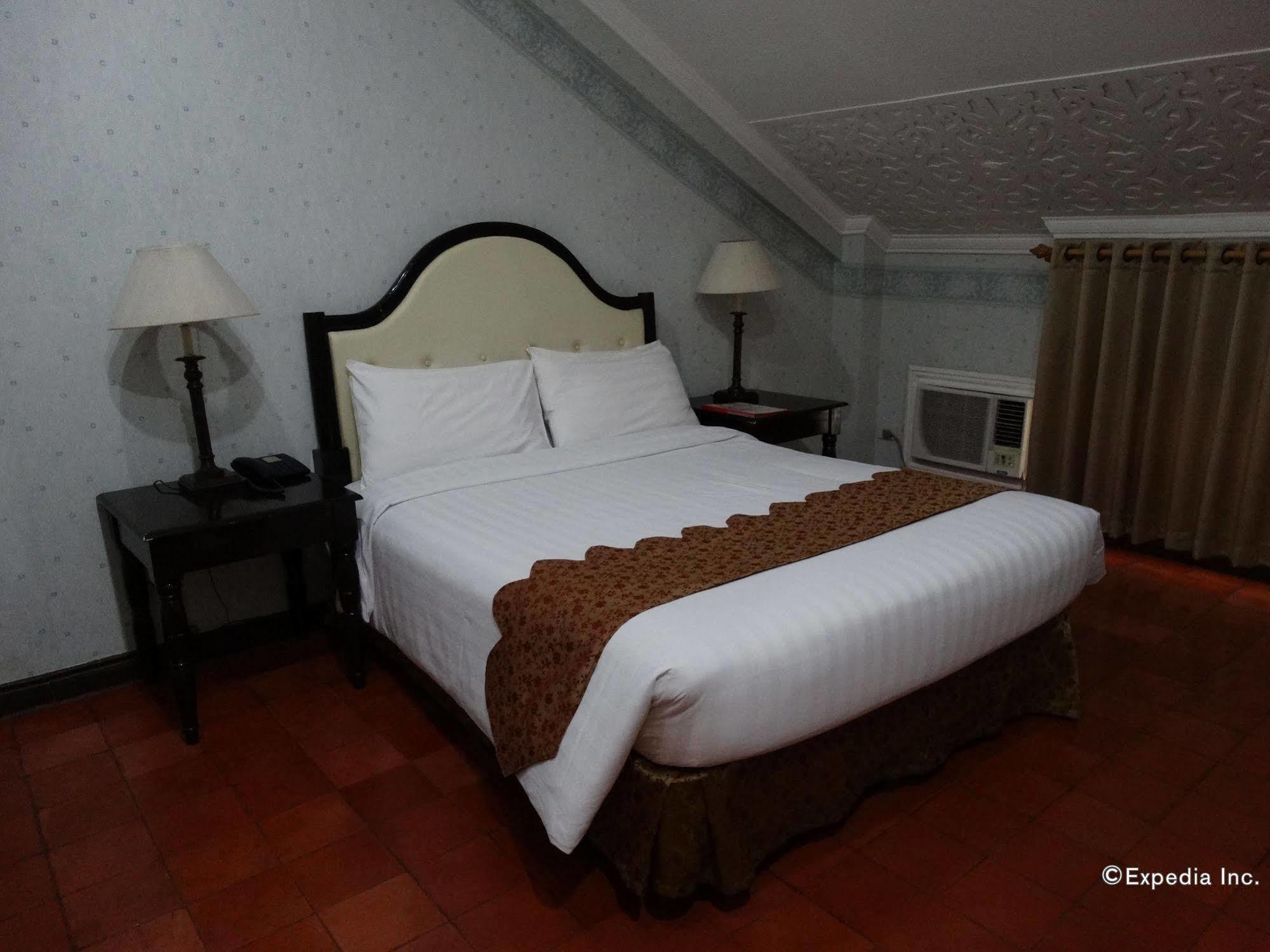 White Knight Hotel Intramuros Манила Экстерьер фото