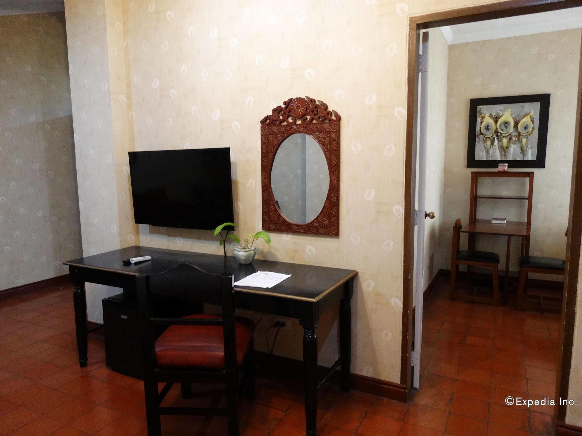 White Knight Hotel Intramuros Манила Экстерьер фото